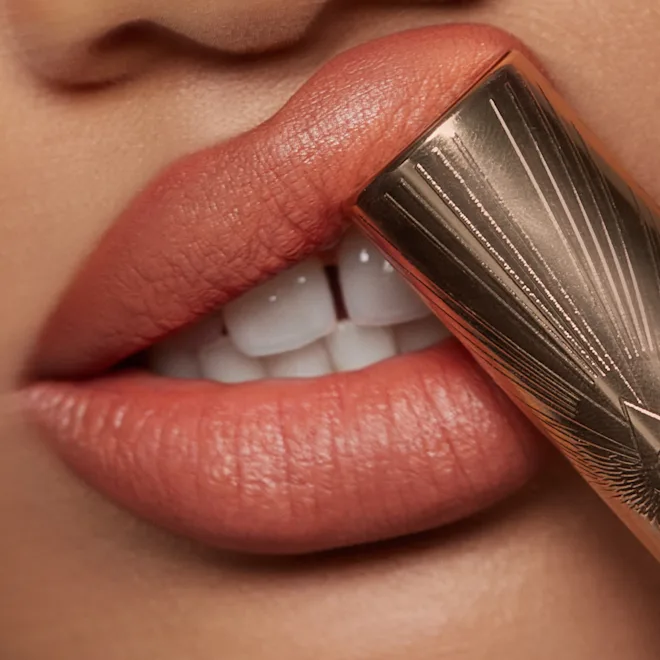 Charlotte Tilbury Airbrush Flawless Lip Blurr